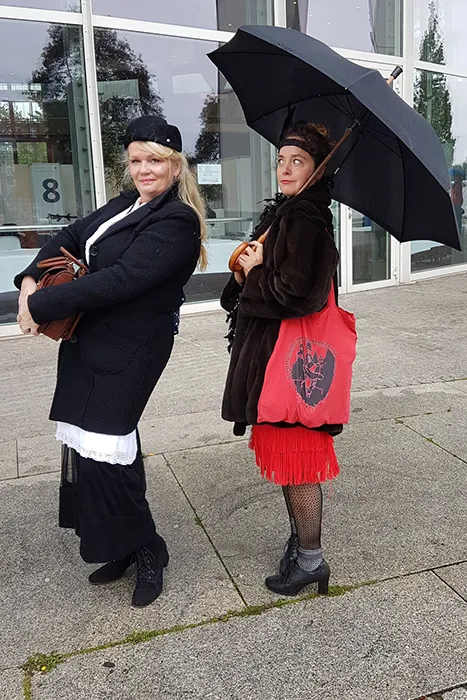 Schauspielerinnen Anke und Sarah