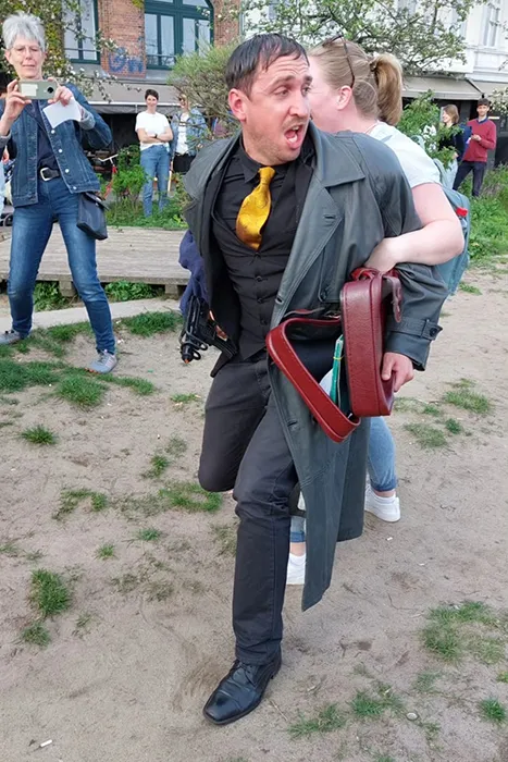 Schauspieler Pierre bei der Festnahme auf einer Krimi und Tour.