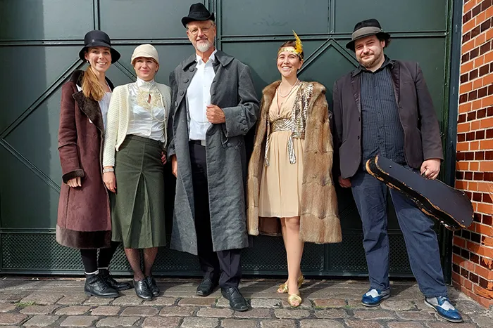 Das Schauspieler Ensemble in Kostümen nach einer Vorführung von Unter Verdacht.