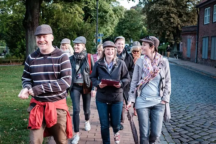 Eine Gruppe Menschen auf einer Krimi & Tour Stadtrally.