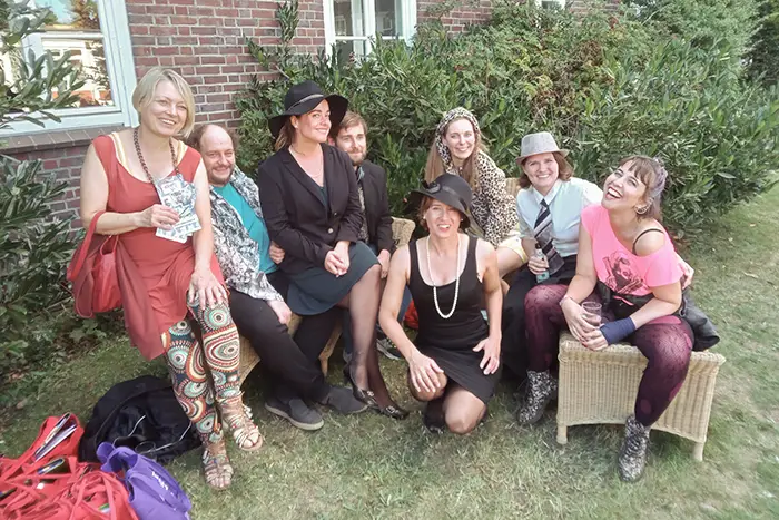 Eine Gruppe Schauspieler nach der Vorführung von Mord in der Altstadt.