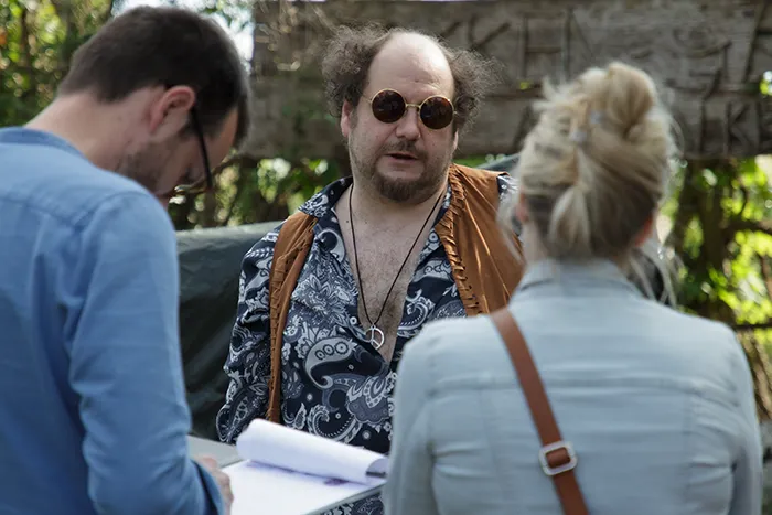 Ein Schauspieler im Fall Peace, Love and Death in der Interaktion mit einem Mann und einer Frau aus der Zuschauergruppe.